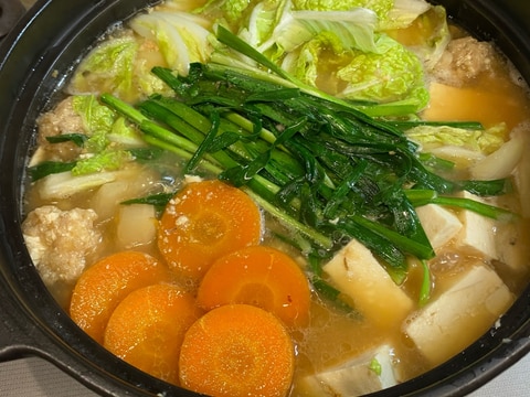 コクうま❣️鶏だんごとニンニク生姜の節約みそ鍋